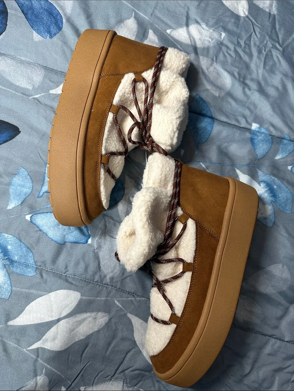 NWTS Women’s Old Navy Cream Sherpa Ankle Boots with Brown Trim Sz 11
